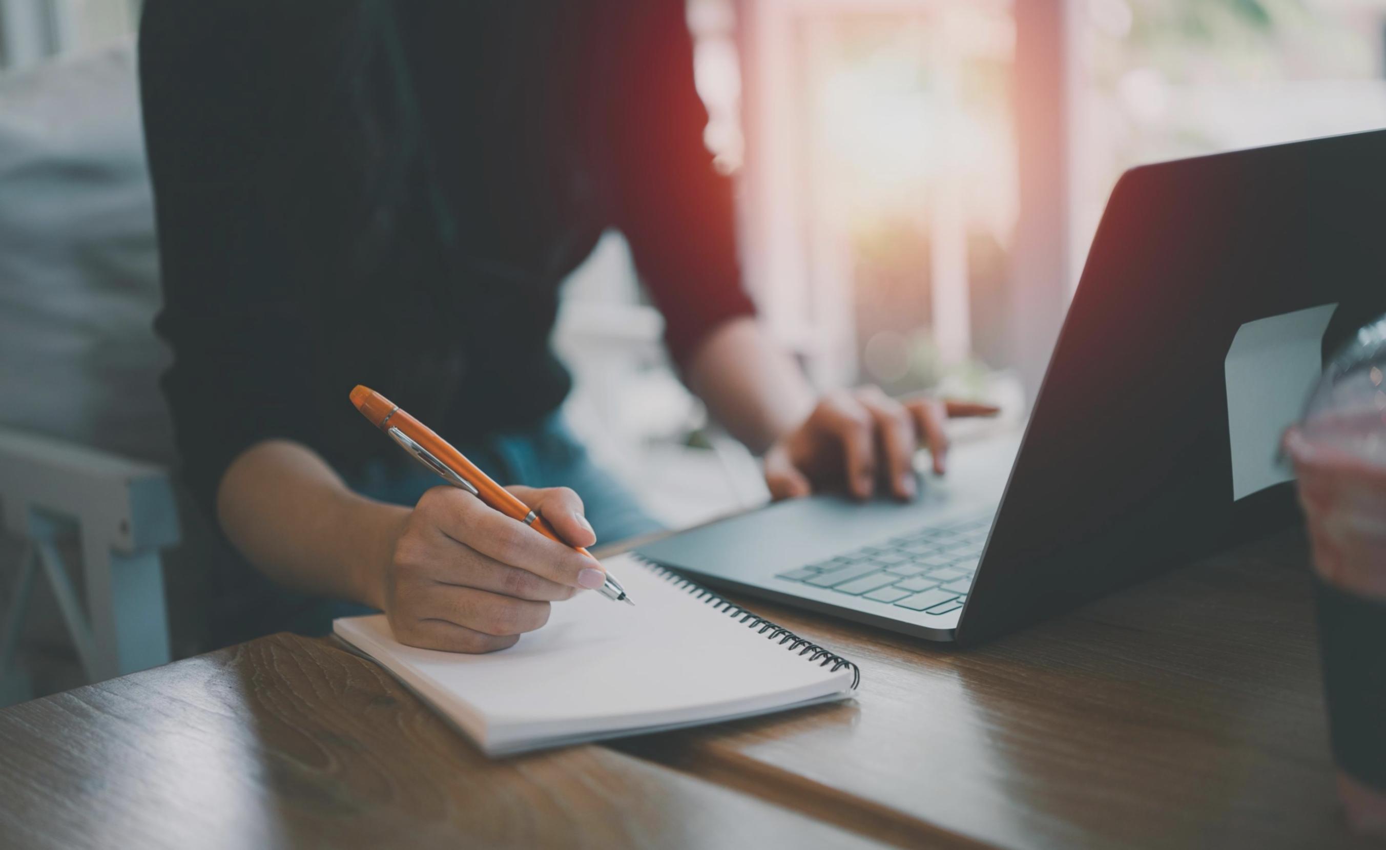 Studierende bei der praktischen Arbeit mit Kameras und Ausrüstung